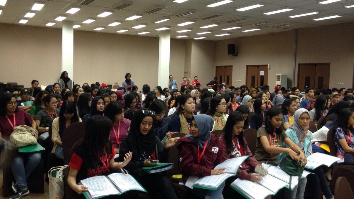 MAM_EO's tweet photo. Paduan Suara #GitaBahanaNusantara dalam sesi latihan gabungan Day-1!! Semangat yahhh semuanya... Go #konserakbar2017 #LaguKebangsaanku https://t.co/70rqyOixLR
