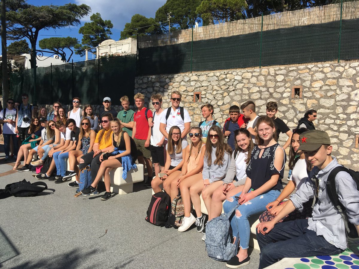 WriGeog's tweet photo. Students enjoying a sunny day on the Island of Capri ☀️🌊⛰ #Napels2017 https://t.co/QAVEeHkmXT