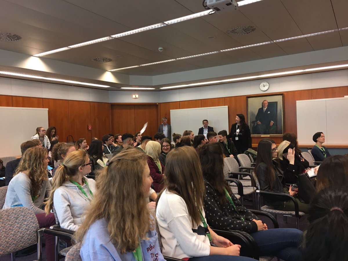 thatsmekmb's tweet photo. #ichbinonline Workshop mit SchülerInnen zum Thema #Arbeitswelten4Null #grossartig #digitalisierung #digibusters #WKOe #TeamNAVAX #itwasmypleasure #frauenindieit https://t.co/LgAtxehrAe
