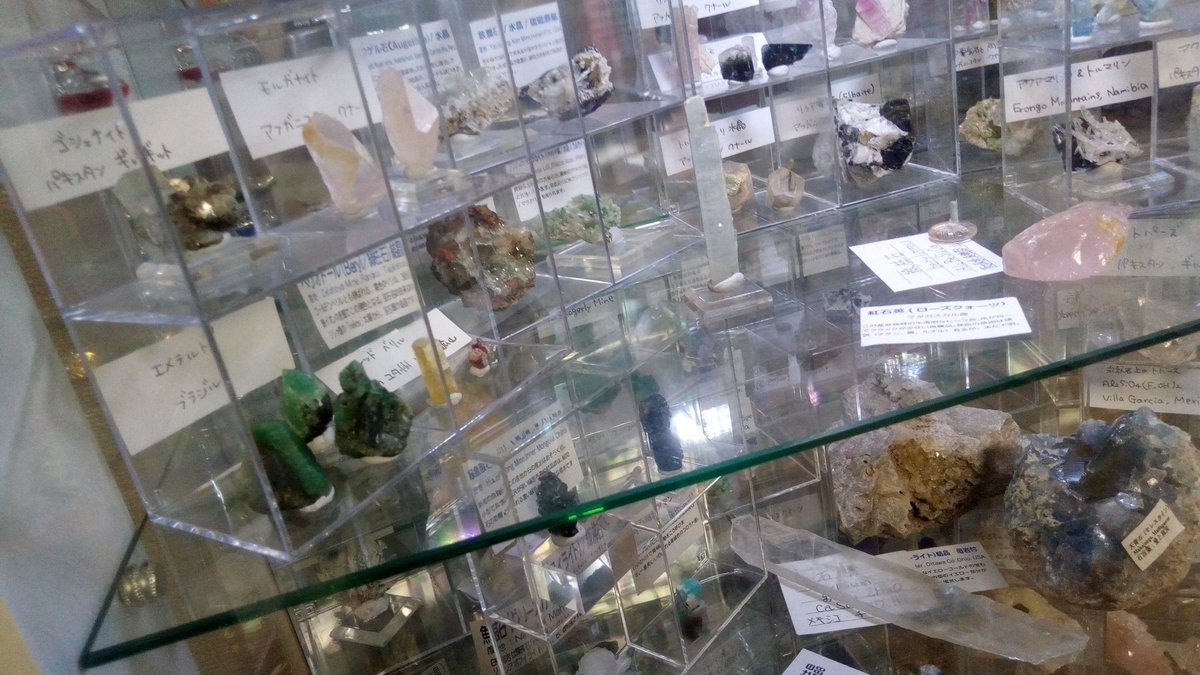 りかたん うちの棚も見てください ガラスのショーケースと100円ショップのアクリルケースの組み合わせ笑 あとは壁に吊るしています 突撃隣の鉱物棚