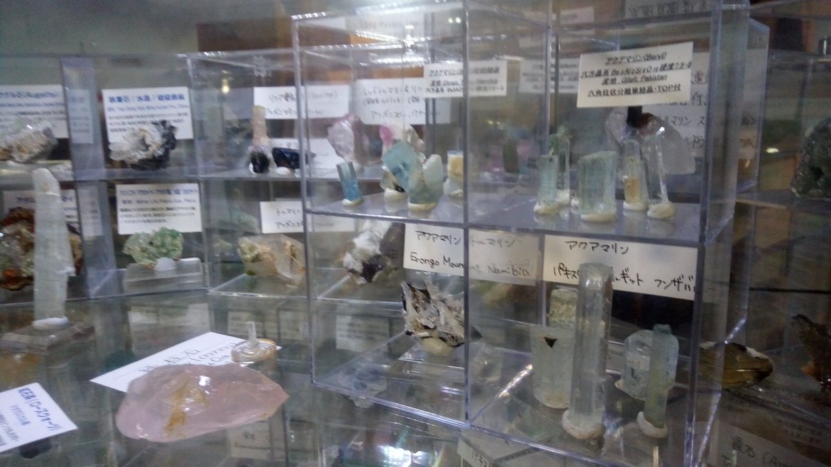 りかたん うちの棚も見てください ガラスのショーケースと100円ショップのアクリルケースの組み合わせ笑 あとは壁に吊るしています 突撃隣の鉱物棚