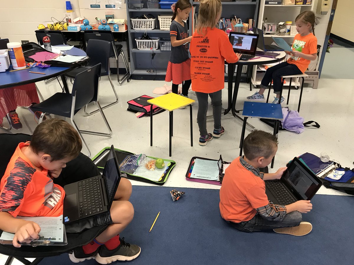 AprilDeGennaro's tweet photo. We’ve got #flipgridfever in #SCREAMLab @Peeples_PTO #redribbonweek2017 https://t.co/2Nv0AHgf2e