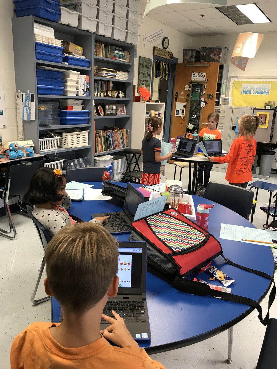 AprilDeGennaro's tweet photo. We’ve got #flipgridfever in #SCREAMLab @Peeples_PTO #redribbonweek2017 https://t.co/2Nv0AHgf2e