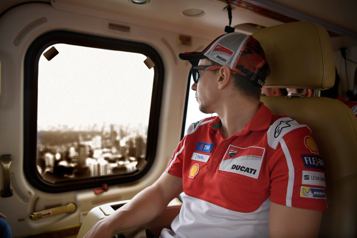 PlaymakerAG's tweet photo. Good views of Kuala Lumpur for @lorenzo99! 🚁 / ¡Buenas vistas de Kuala Lumpur para @lorenzo99! #PlaymakerRider #JL99 https://t.co/jLJ0pJU9kY
