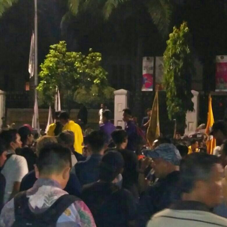 bemkmipb's tweet photo. 14. Pukul 22.00, massa aksi BEM SI yg tersisa sekitar 300 orang dgn massa IPB 40 orang &amp; semua di area aksi adalah laki-laki
#IPBJemputRekan https://t.co/e46ngjhIz1