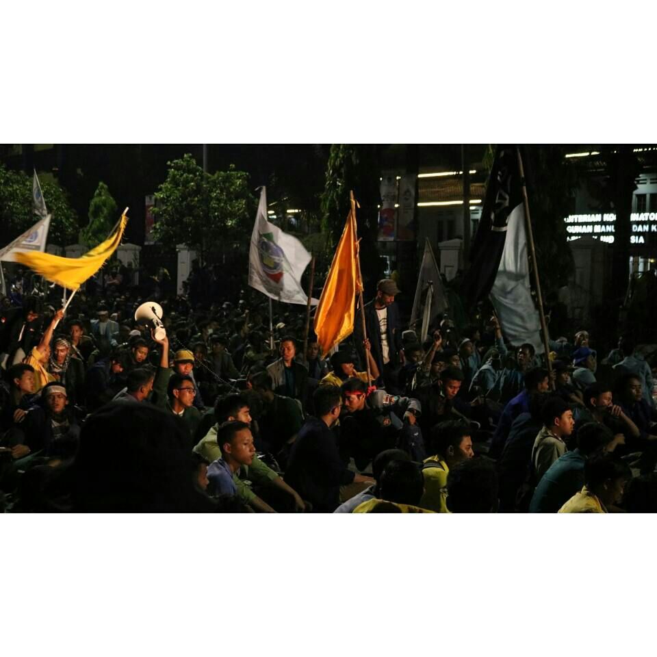 bemkmipb's tweet photo. 14. Pukul 22.00, massa aksi BEM SI yg tersisa sekitar 300 orang dgn massa IPB 40 orang &amp; semua di area aksi adalah laki-laki
#IPBJemputRekan https://t.co/e46ngjhIz1