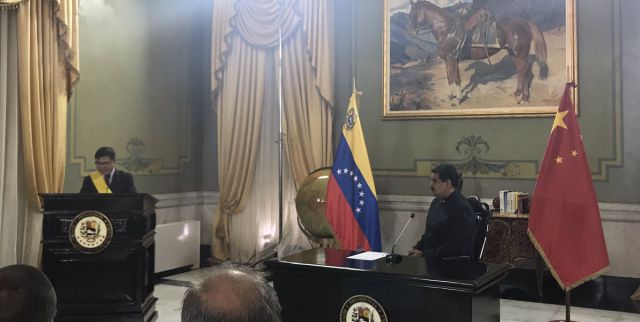 minecofinanzas's tweet photo. #26Oct Presidente Maduro condecora al embajador de China en Venezuela con la Orden Francisco de Miranda https://t.co/UclfrNnUca https://t.co/5gZELitXqE