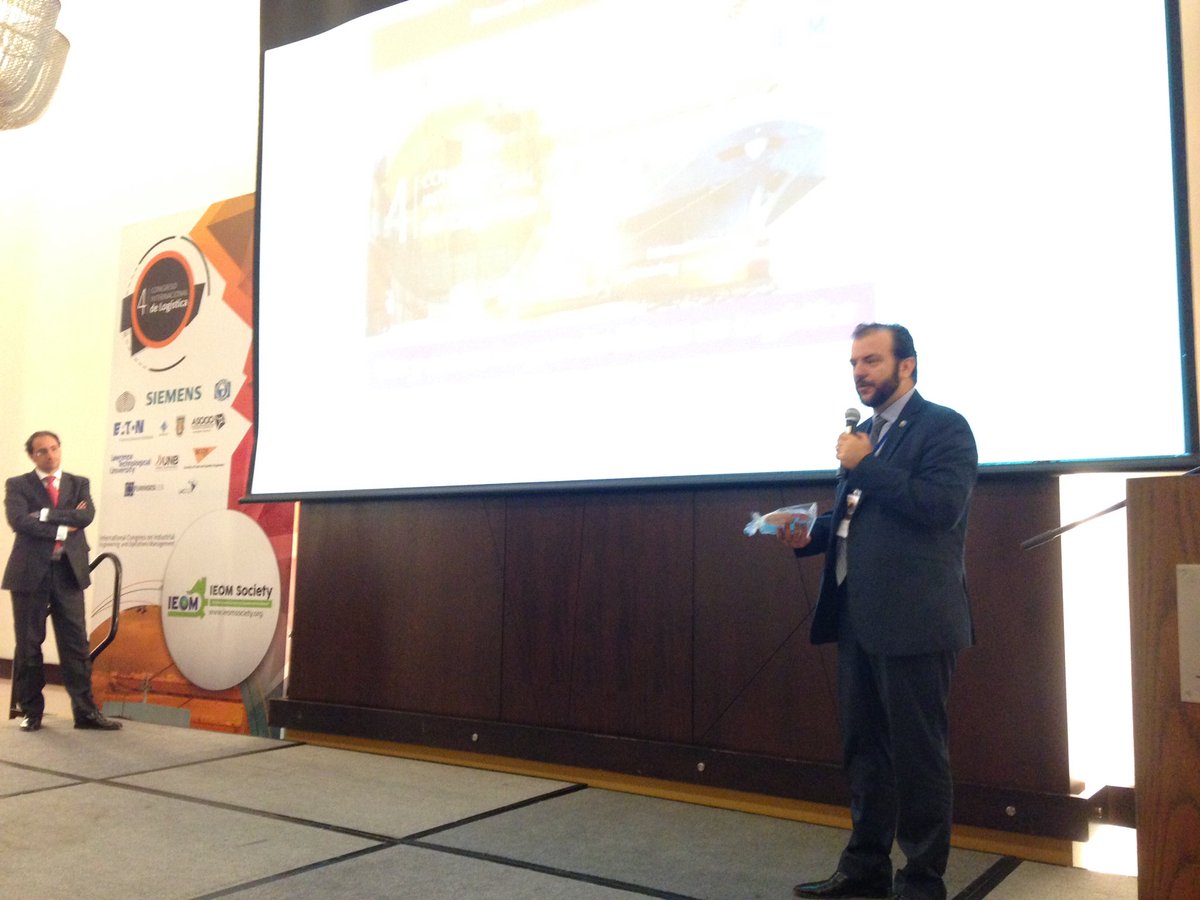 AdmonURosario's tweet photo. Nuestro Rector @jrestrp recibe también reconocimiento de @PROCOLOMBIACO por su aporte a la logística en Colombia #URLogistics https://t.co/JDZmd6cXYm