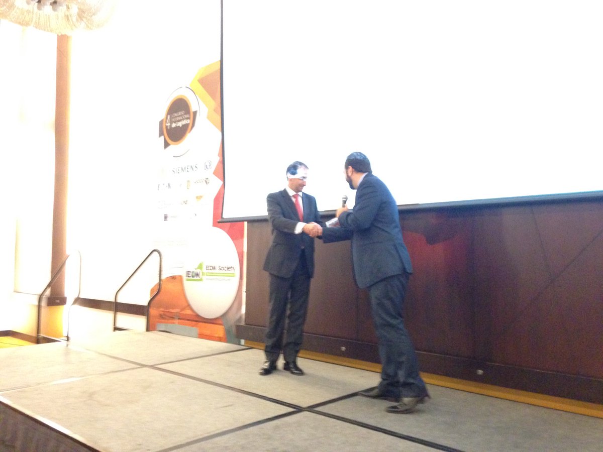 AdmonURosario's tweet photo. Nuestro Rector @jrestrp recibe también reconocimiento de @PROCOLOMBIACO por su aporte a la logística en Colombia #URLogistics https://t.co/JDZmd6cXYm