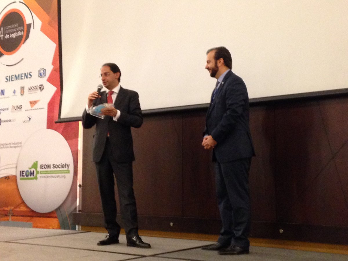 AdmonURosario's tweet photo. Nuestro Rector @jrestrp recibe también reconocimiento de @PROCOLOMBIACO por su aporte a la logística en Colombia #URLogistics https://t.co/JDZmd6cXYm