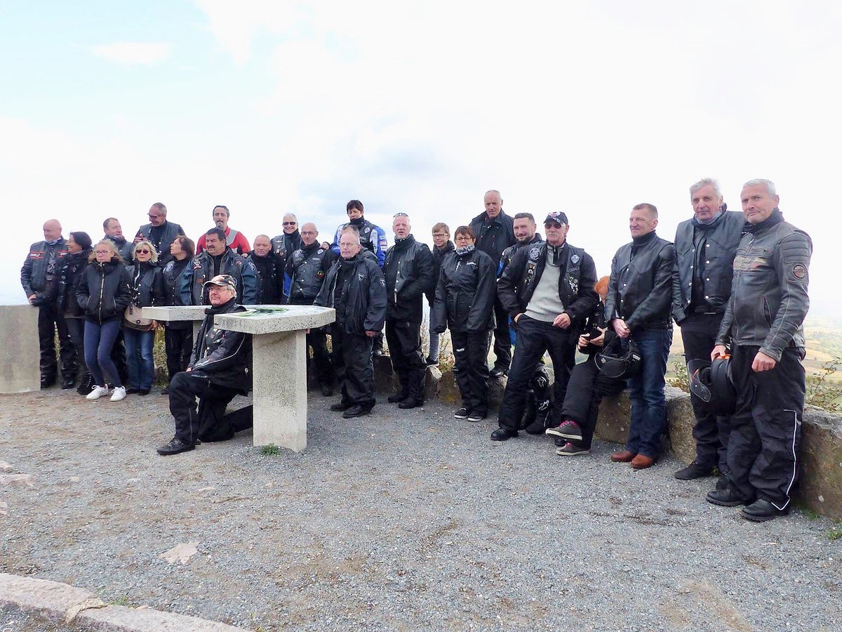 TsvFrancis's tweet photo. balade moto en Beaujaulais avec les Black roses au profit des enfants handicapés; super journée https://t.co/OsYNW871Sa