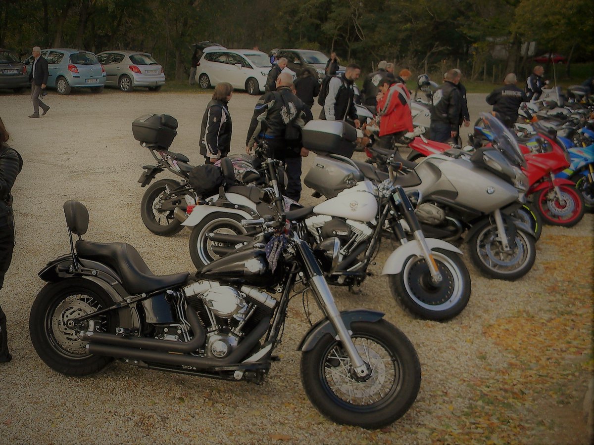 TsvFrancis's tweet photo. balade moto en Beaujaulais avec les Black roses au profit des enfants handicapés; super journée https://t.co/OsYNW871Sa
