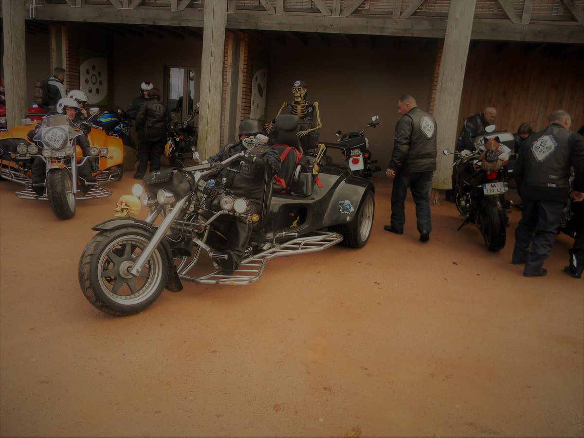 TsvFrancis's tweet photo. balade moto en Beaujaulais avec les Black roses au profit des enfants handicapés; super journée https://t.co/OsYNW871Sa
