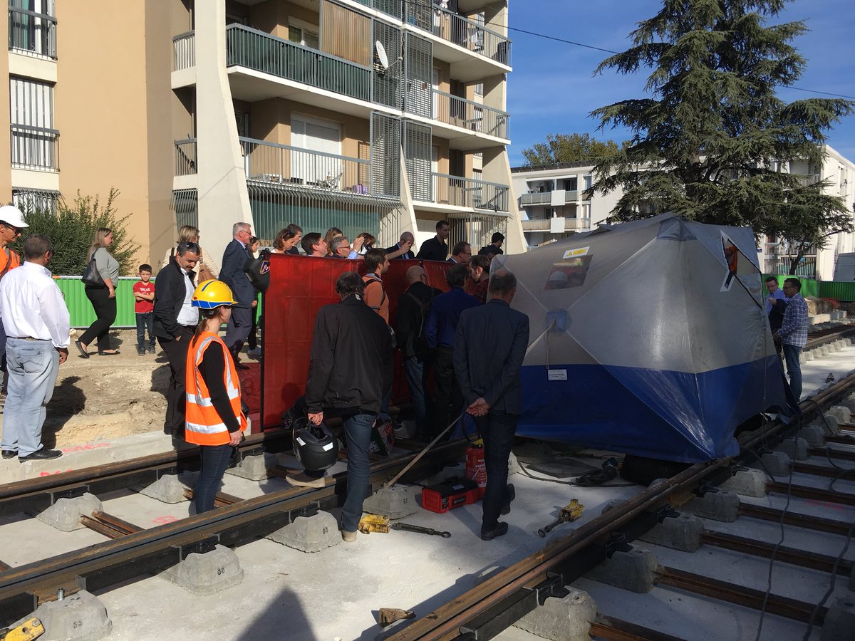 GainManuel's tweet photo. première soudure de rails du #tramway du Grand #Avignon avec les équipes de @groupe_NGE  #multimetiers #tso #guintoli #ehtp #agilis #HubNGE https://t.co/SAuNzpYwUJ