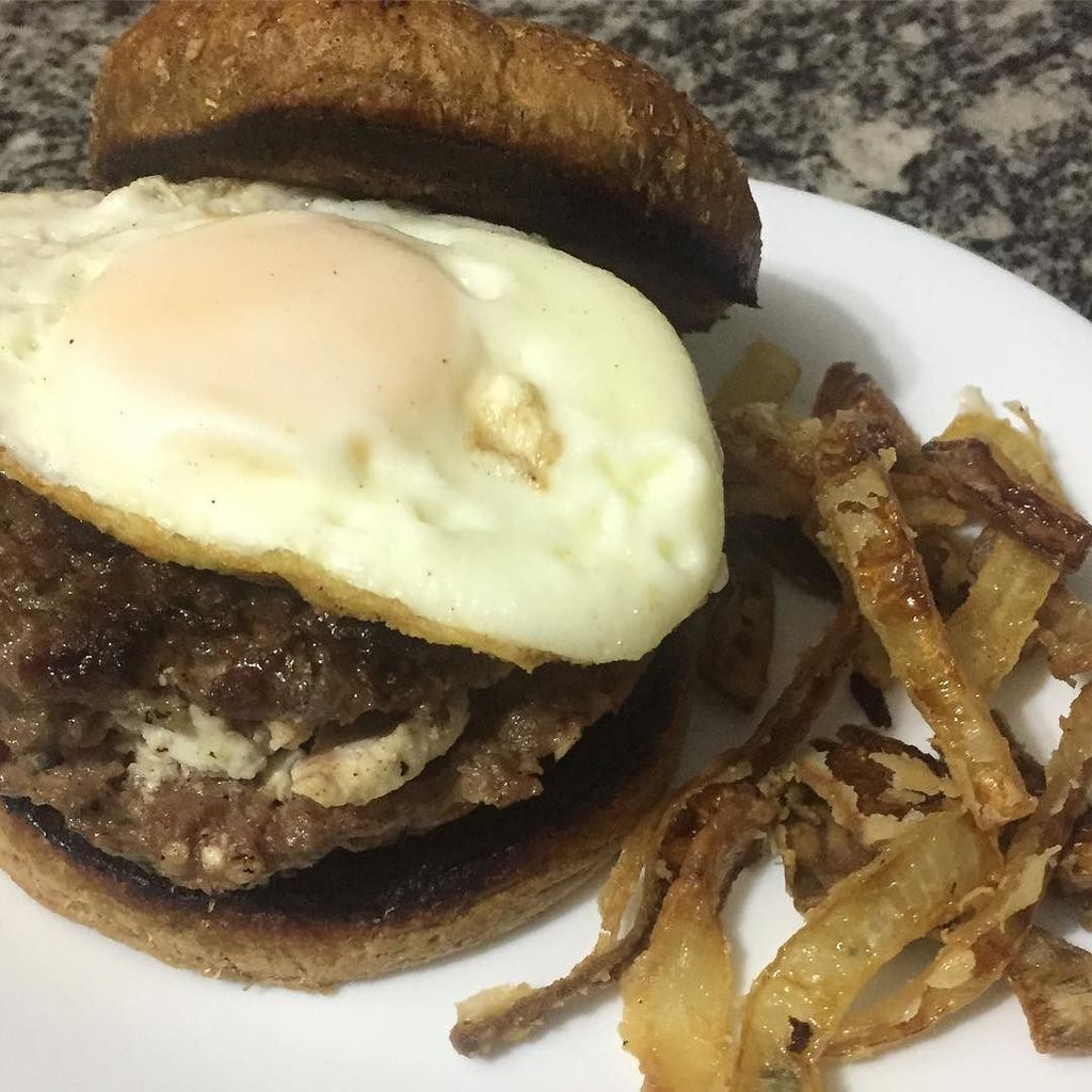 amanda_arm's tweet photo. Um hamburgão desses, bicho! 🍴encomende! armelicias@gmail.com #armelicias #comidacaseira #comidadeverdade #frozenfo… https://t.co/QCGvDAEyLs https://t.co/qGoAHtxl56
