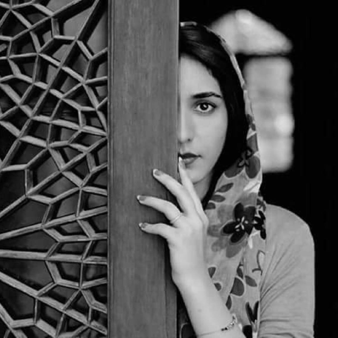 عجبـآ لــمــا يحـدث لــنــا فكلمــا أقتــربنـا مــن شخــص فـارقــناه
وكلمــا أحببنــا شــيء فقــدنـاه وكلمــا أبتسمنــا أبكتنـــا الحيـــاه