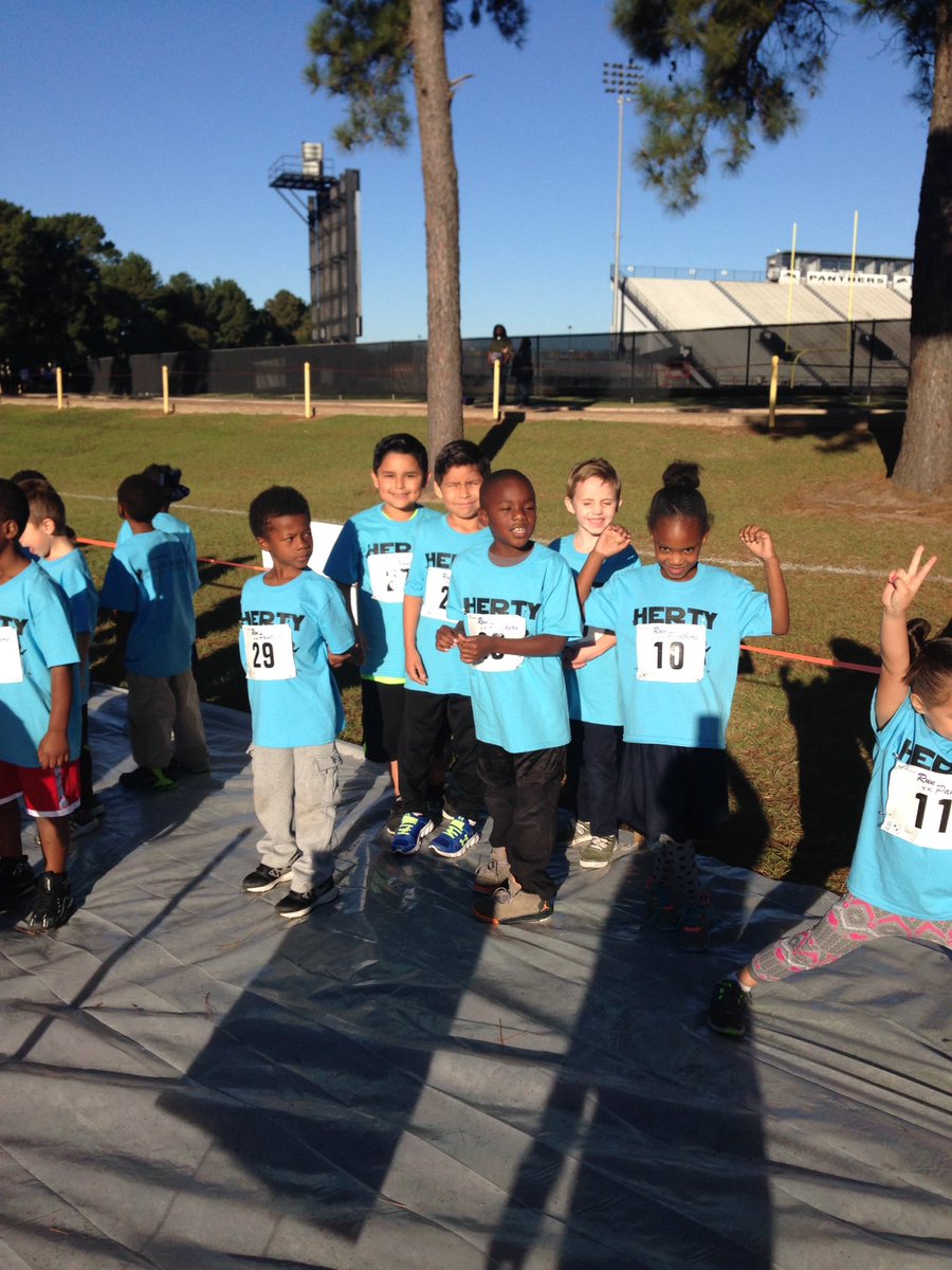 JessNMWilliams's tweet photo. Race day! #HertyHasHeart https://t.co/epgzaavGTJ