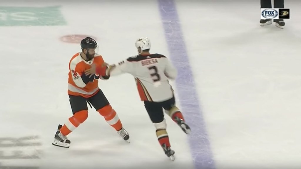 holyfawkdotcom's tweet image. Superman punch used in a hockey fight! #canucks #ducks #flyers #hockey #nhl holyfawk.com/superman-punch…