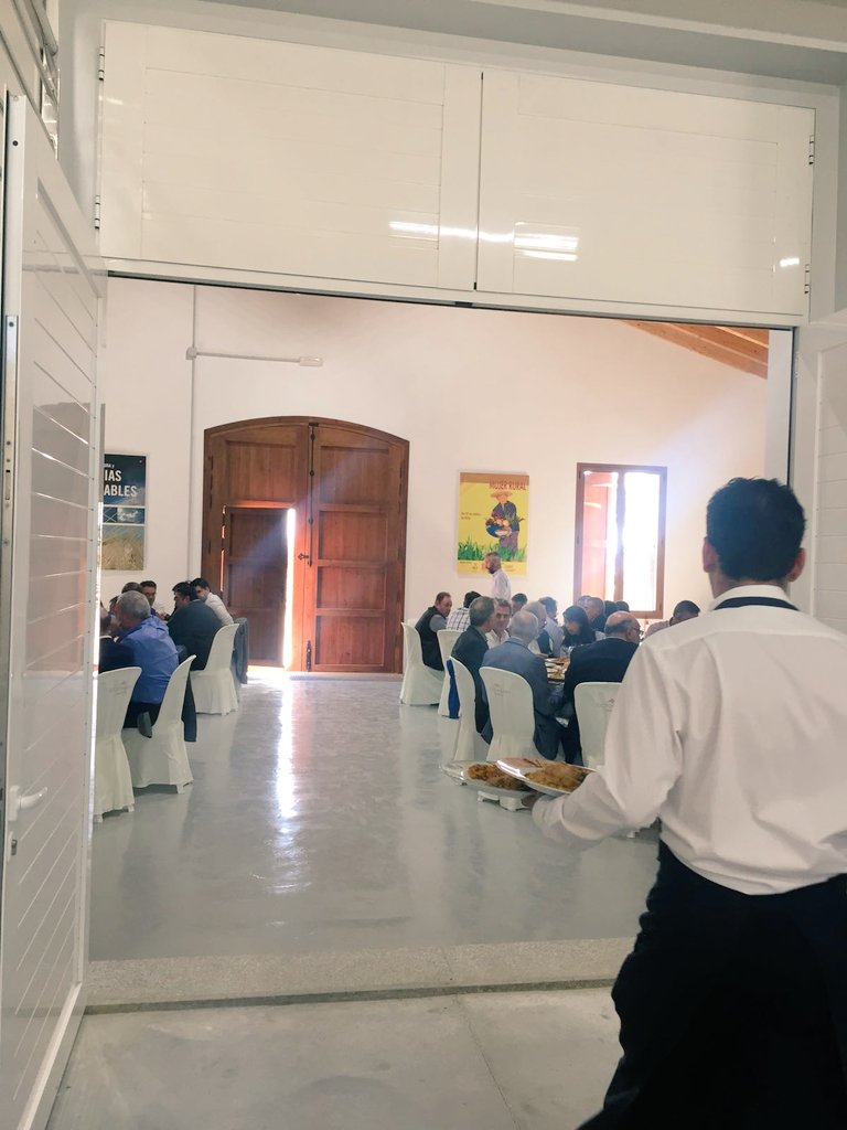 CotoneraEvents's tweet photo. Hora de la comida en la Finca Sinyent donde los Presidentes Provinciales a nivel nacional de AVA-Asaja están disfrutando nuestro catering. https://t.co/KdbmpkB9qN