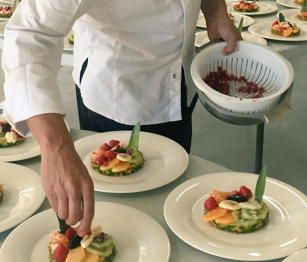 CotoneraEvents's tweet photo. Hora de la comida en la Finca Sinyent donde los Presidentes Provinciales a nivel nacional de AVA-Asaja están disfrutando nuestro catering. https://t.co/KdbmpkB9qN