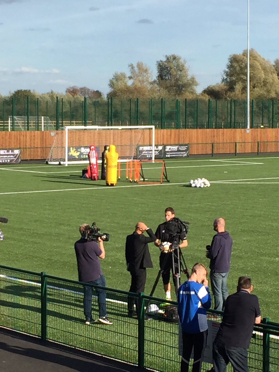 fitforfootball's tweet photo. Press responsibilities before we get going! #diamondfootball #fitforfootball #begovic #sellsGK https://t.co/UWLirSXEDA