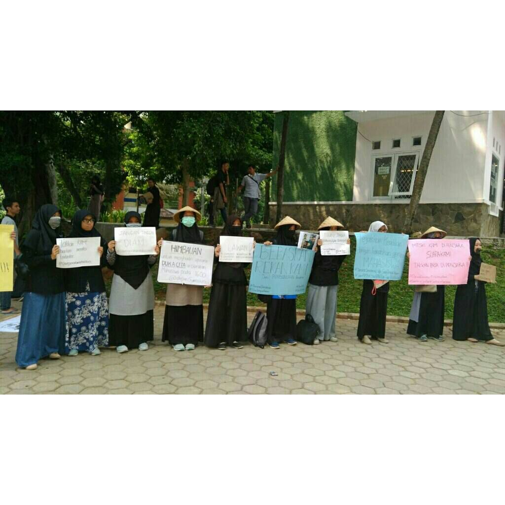 bemkmipb's tweet photo. 21.(23/10) lalu, KM IPB melakukan aksi solidaritas dengan rangkaian aksi bungkam &amp; upacara pengibaran bendera setengah tiang
#IPBJemputRekan https://t.co/JyGTK7kYqg