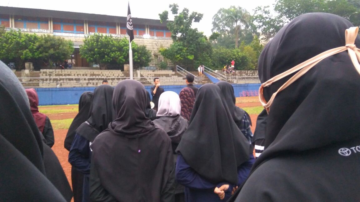 bemkmipb's tweet photo. 21.(23/10) lalu, KM IPB melakukan aksi solidaritas dengan rangkaian aksi bungkam &amp; upacara pengibaran bendera setengah tiang
#IPBJemputRekan https://t.co/JyGTK7kYqg