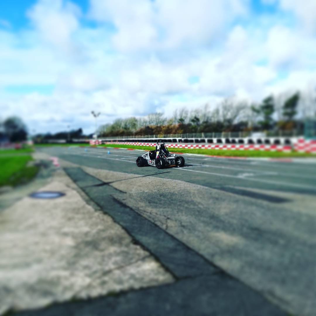 UWE_FS's tweet photo. Nice and dry circuit for this afternoons runs! ft. @oxbrookesracing #ShoeyForUWE #UWEFS @FormulaStudent https://t.co/PfMa2ZT0gG