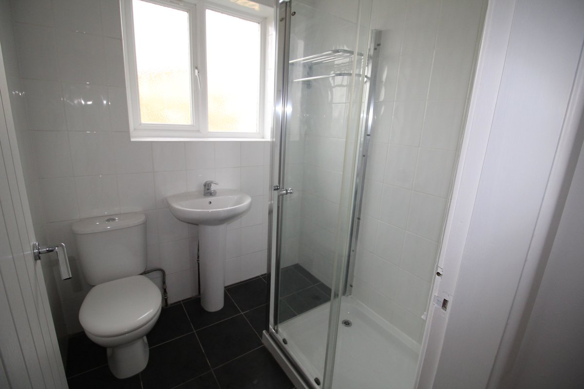 studenthomesnet's tweet photo. 142 Rugby Road Leamington Spa 
- 2 Bed Student Flat 
- £450 per person 
- Newly refurbished
- Fully furnished 

01926 422 077 for viewings! https://t.co/1VATCiMQaM