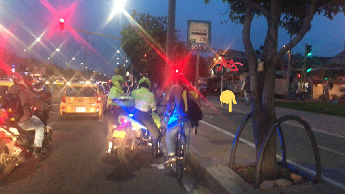 SectorMovilidad's tweet photo. 🚲#UnBuenCiclista no transita sobre la vía cuando hay CicloRuta. Anoche en Av. Ciudad de Cali entre Cll127 y 153:
🗒8 comparendos
@Bocarejo_JP https://t.co/8ObSa5J6eG