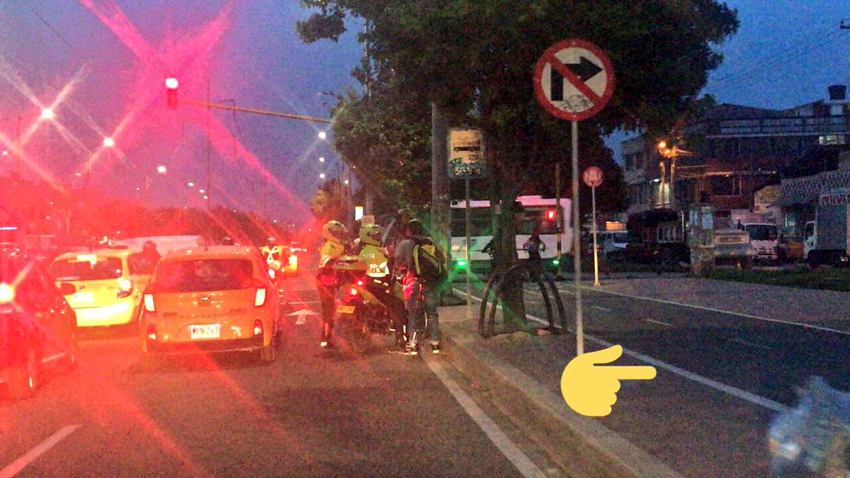 SectorMovilidad's tweet photo. 🚲#UnBuenCiclista no transita sobre la vía cuando hay CicloRuta. Anoche en Av. Ciudad de Cali entre Cll127 y 153:
🗒8 comparendos
@Bocarejo_JP https://t.co/8ObSa5J6eG
