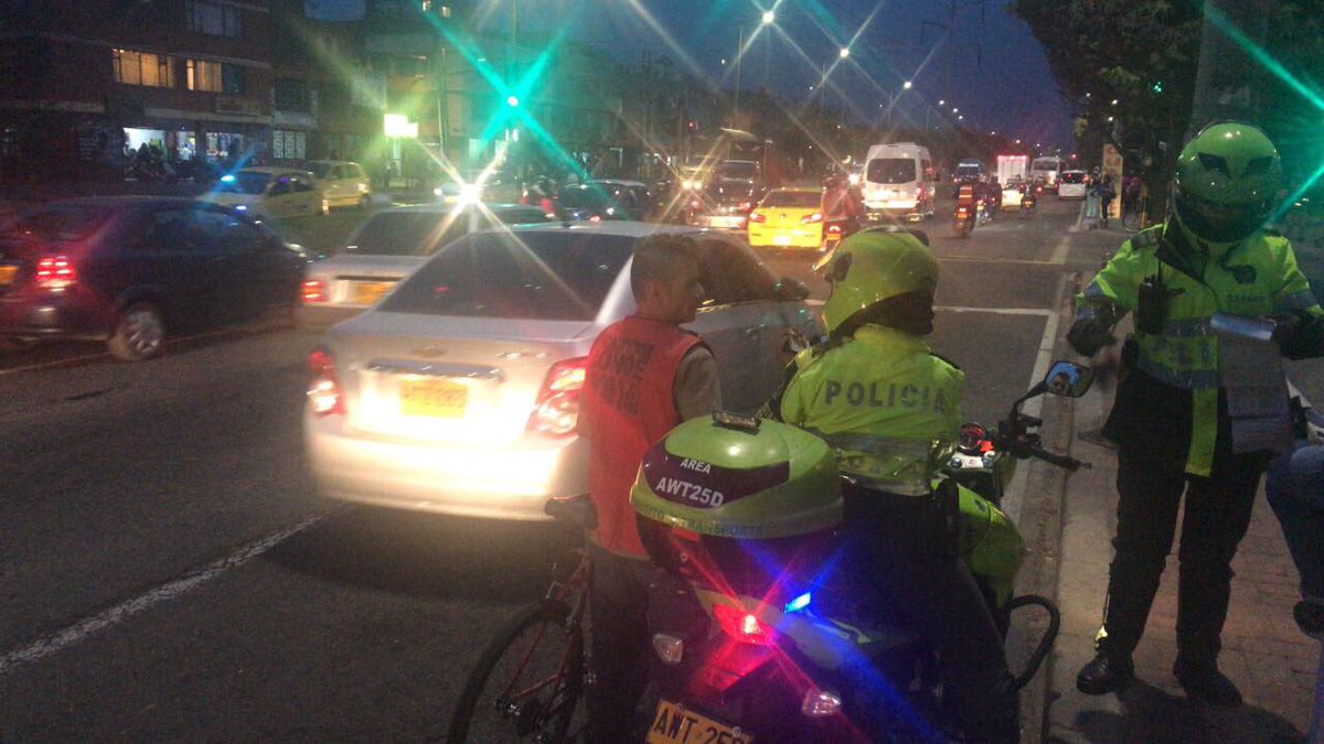 SectorMovilidad's tweet photo. 🚲#UnBuenCiclista no transita sobre la vía cuando hay CicloRuta. Anoche en Av. Ciudad de Cali entre Cll127 y 153:
🗒8 comparendos
@Bocarejo_JP https://t.co/8ObSa5J6eG