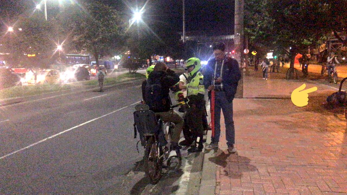 SectorMovilidad's tweet photo. 🚲#UnBuenCiclista no transita sobre la vía cuando hay CicloRuta. Anoche en Av. Ciudad de Cali entre Cll127 y 153:
🗒8 comparendos
@Bocarejo_JP https://t.co/8ObSa5J6eG