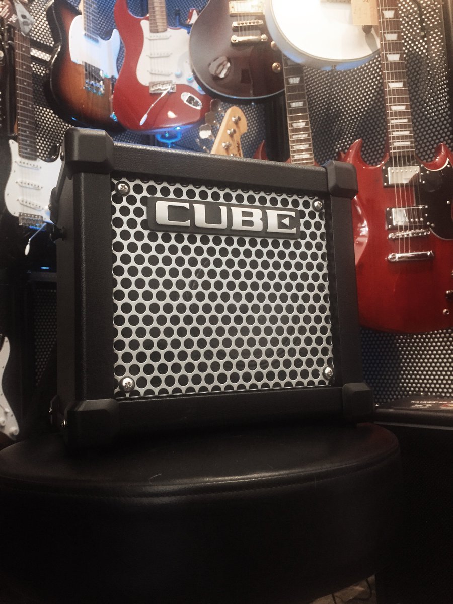 DEROSAMusic's tweet image. Still a favourite 🎸🔥 Compact #Roland #microcube #guitaramp still proving incredible #tone &amp;amp; sound #guitargear bit.ly/rolandmicrocube