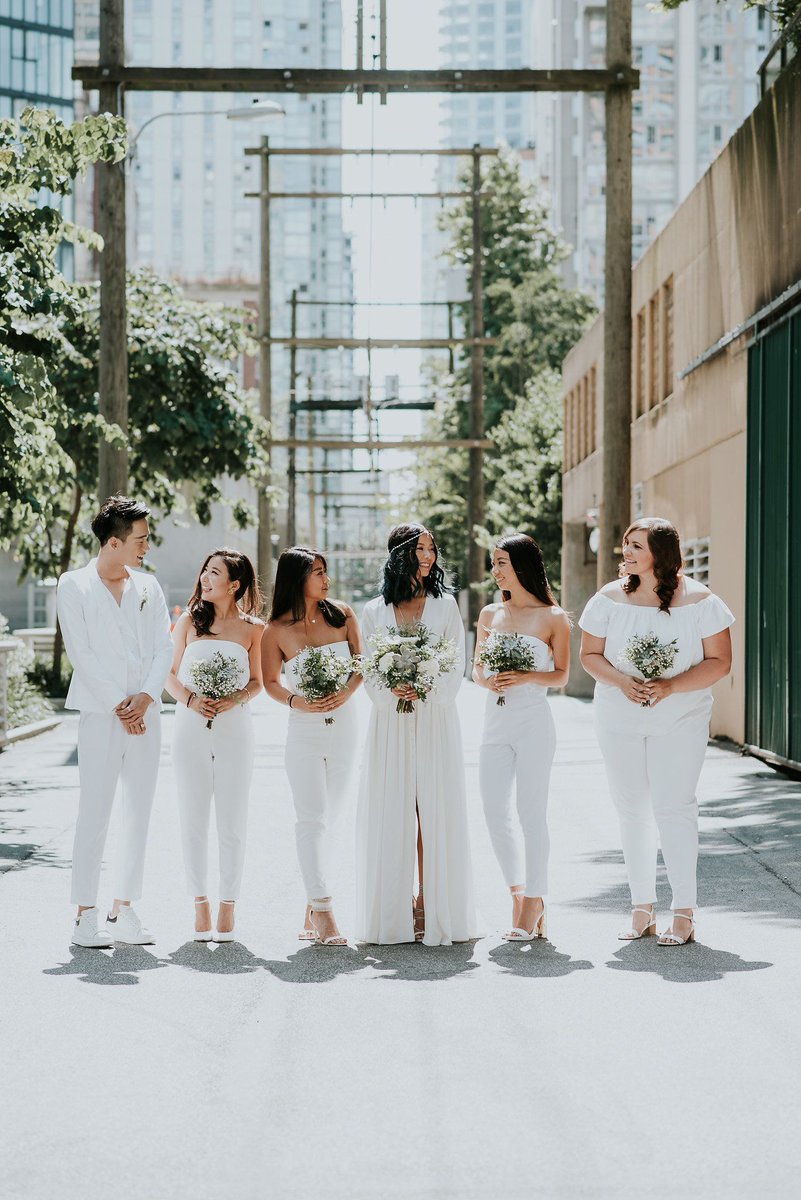 Obsessing over this all-white bridal party style in today’s ‘70s inspired #wedding → buff.ly/2h1KTW1 Image by Hannah Martin Photo