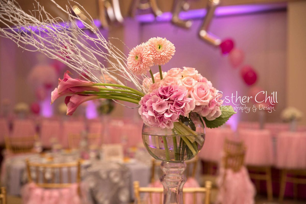 MiChicascater's tweet photo. Stunning centerpiece for bat mitzvah Flowers by Quixotic Events #floral #centerpiece #eventplanning #catering #batmitzvah #barmitzvah #party https://t.co/h9aIfi7iI8