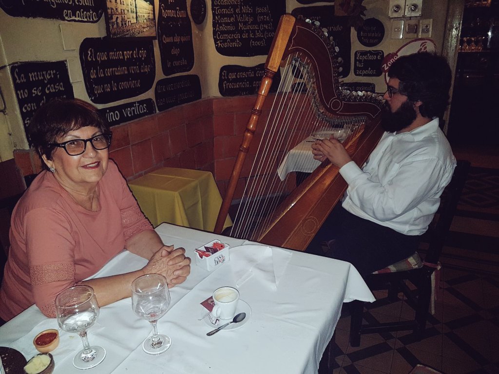 Nuestro especial agradecimiento a Gustavo Benítez Villasanti, quien honró a Graciela ejecutando el arpa. ¡Sigamos celebrando la gastronomía!