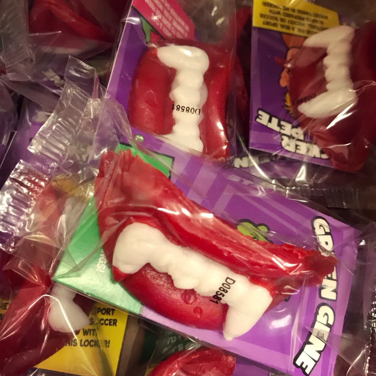 KatiesKandy's tweet photo. #WaxFangs make a great #Halloween party favor for the little ones! 🦇 https://t.co/KYv4XXyCKp