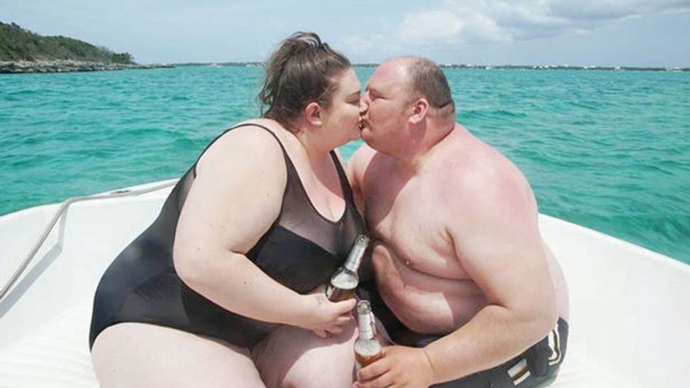 Жену с парнем толстую. Два толстяка на море.