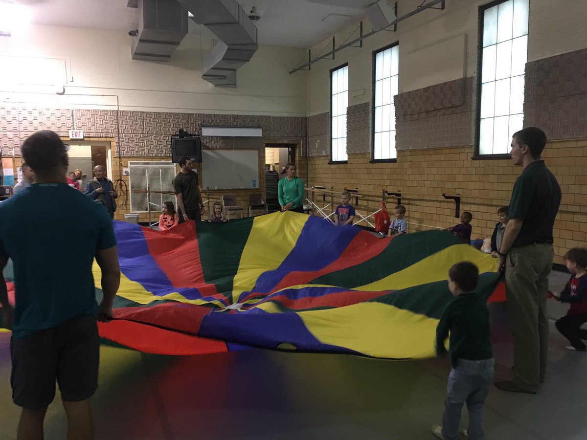 MrFouts03's tweet photo. These little rascals had a blast today with the parachute! #techwell 
(📸@themeangene77 ) https://t.co/NhnMzF2irG