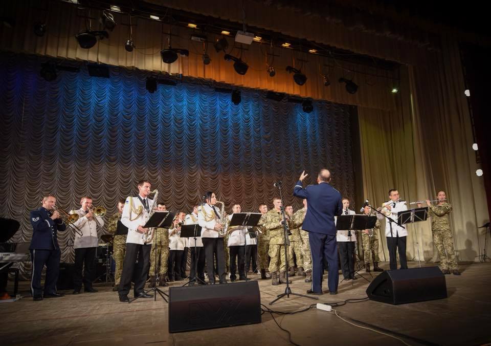US_EUCOM's tweet photo. .@USAFEBAND’s “Five Star Brass” quintet played in #Ukraine today in Mykolaiv! #Ukraine25 https://t.co/ec4rxIopsx