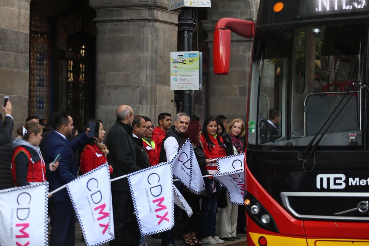 La #CDMX se merece un transporte eficiente y sustentable; hoy entregamos 33 buses de <a href="/MetrobusCDMX/">Metrobús CDMX</a> para brindar un servicio de calidad #mm