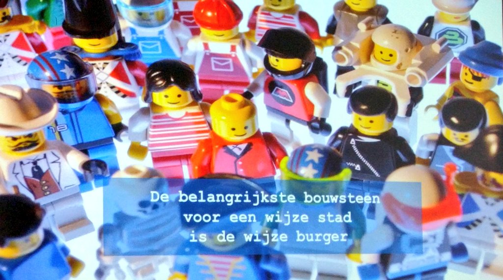 Van_Damme_Sara's tweet photo. Voordracht 'Hoe SMART is #Gent?' door Gert Pauwels @Stadgent in Lokaal Dienstencentrum De Vlaschaard #Digiweek17 https://t.co/LMKCJlQnjW