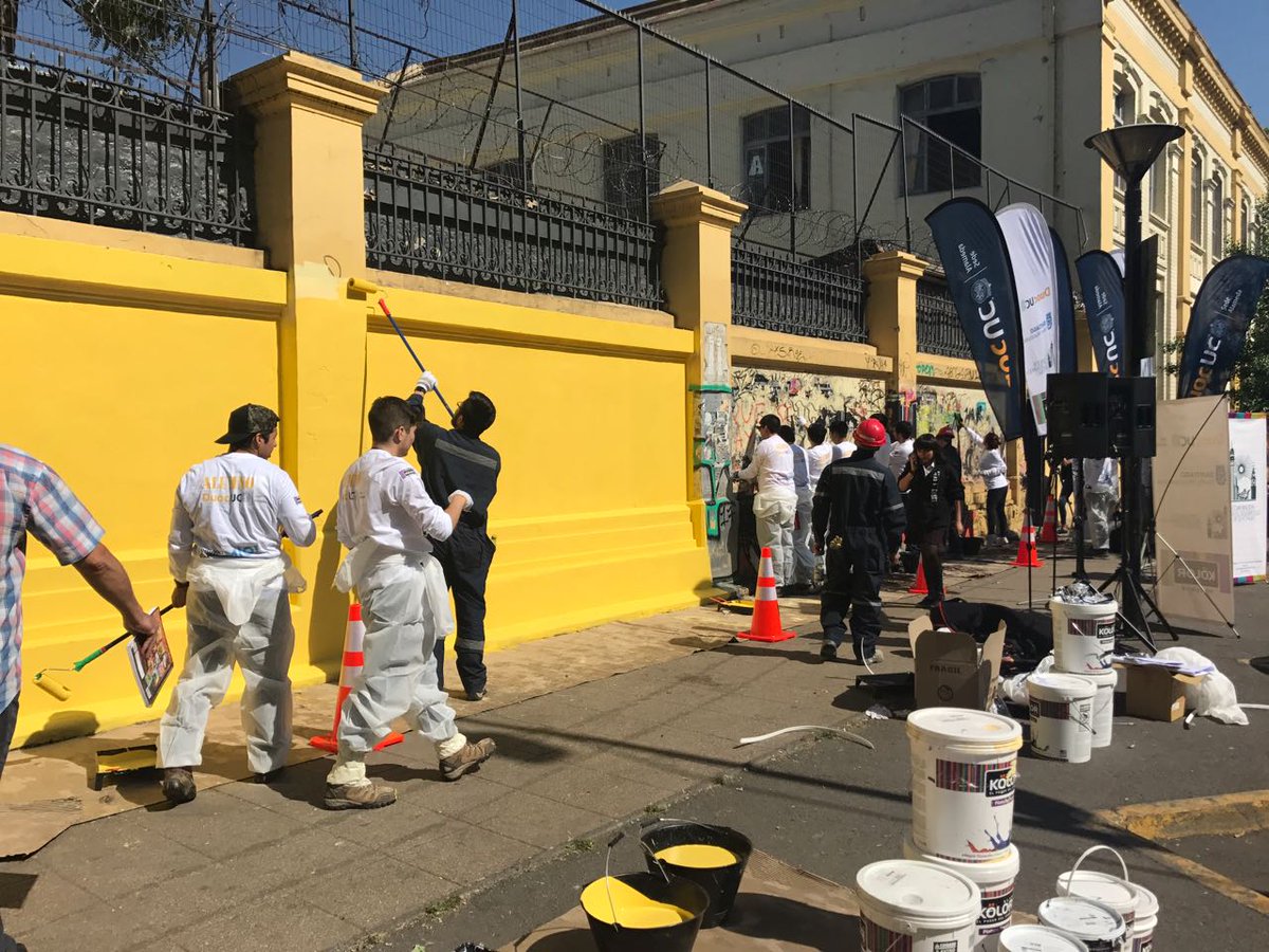 Muni_Stgo's tweet photo. Se realiza inauguración del programa "Santiago Barrio Mío"  con la recuperación de la fachada de la Escuela República del Ecuador https://t.co/5gekHnb4iR
