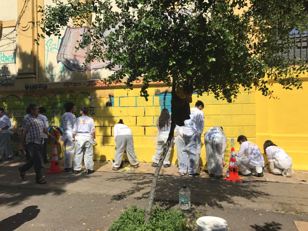 Muni_Stgo's tweet photo. Se realiza inauguración del programa "Santiago Barrio Mío"  con la recuperación de la fachada de la Escuela República del Ecuador https://t.co/5gekHnb4iR
