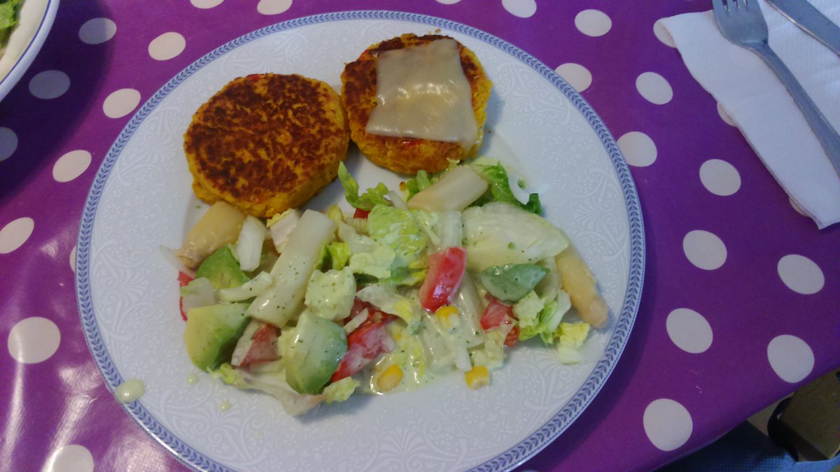 DNs_del_Sur's tweet photo. Hamburguesas de #garbanzos, otra forma de comer #legumbres y poder beneficiarte de las propiedades nutritivas de este alimento. https://t.co/GVUBrgm3aQ
