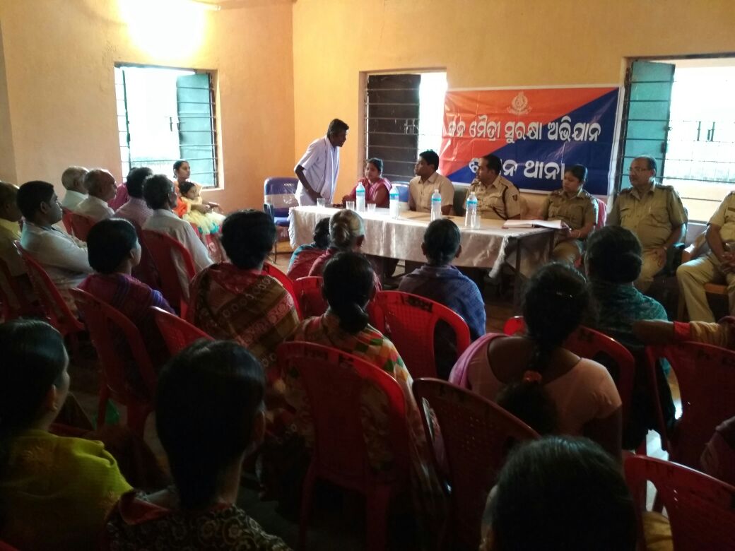 SpSambalpur's tweet photo. Jana Maitri Surakshya Abhiyan held at #Kankhinda G.P under #SasonPS. https://t.co/KTRR4S4YqC