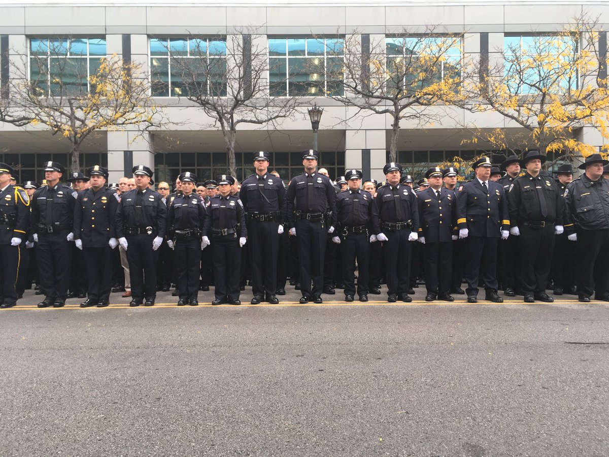 HFormerLYonTV's tweet photo. Awaiting the procession @WGRZ https://t.co/ZgEHVijIXj