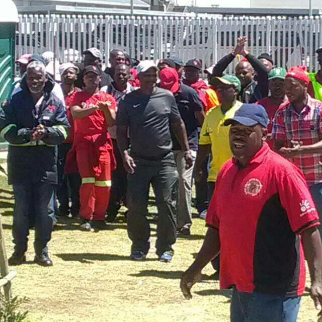 fawu_media's tweet photo. Workers in 2nd week of strike at Coca Cola Beverages , Port Elizabeth. #CocaColastrike https://t.co/aiAvQIOM5k