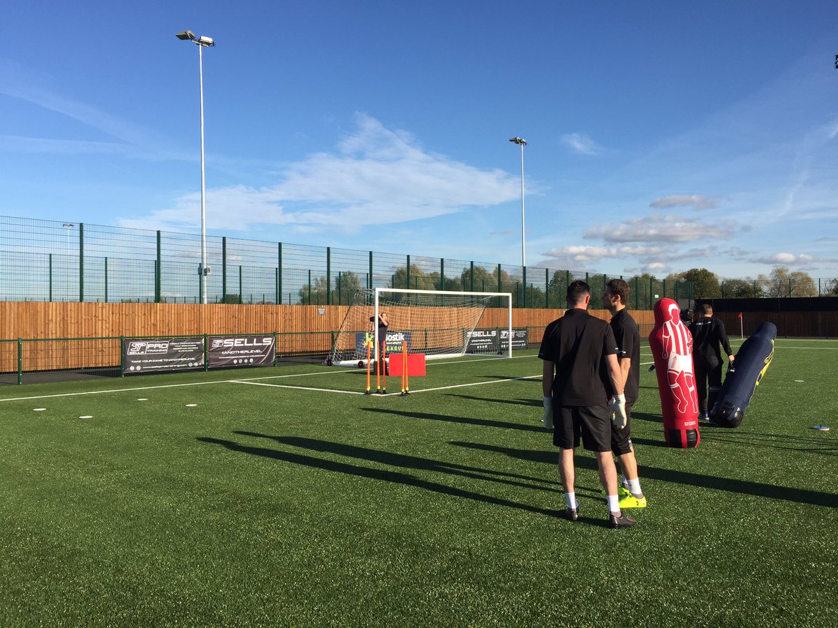 fitforfootball's tweet photo. Almost time! #diamondfootball #fitforfootball #begovic #sellsGK https://t.co/ZQi5OeW8R6